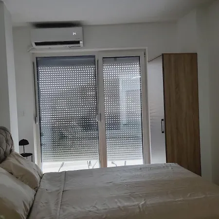 Апартаменти Sunset Studio-cozy Escape With View And Comfort In Скоп'є