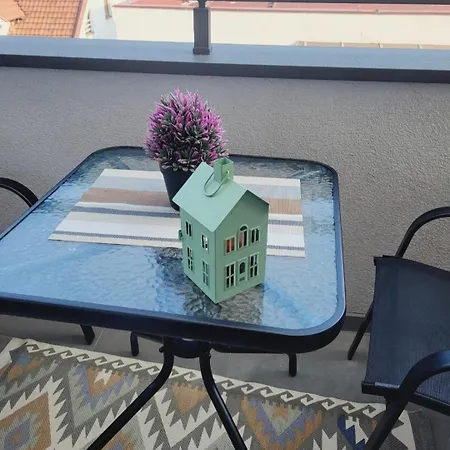 Sunset Studio-cozy Escape With View And Comfort In Апартаменти Скоп'є